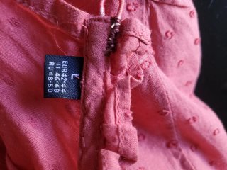 Blusa rosa con bordados y volantes