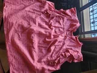 Blusa rosa con bordados y volantes