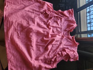Blusa rosa con bordados y volantes