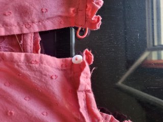 Blusa rosa con bordados y volantes