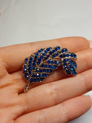 Spilla a forma di foglia con strass blu