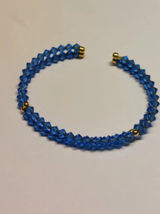 Bracciale con cristalli blu e dettagli oro