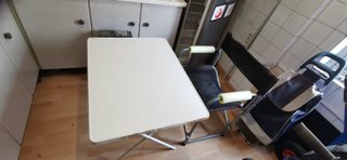 Set di 2 tavoli pieghevoli e sedia da campeggio