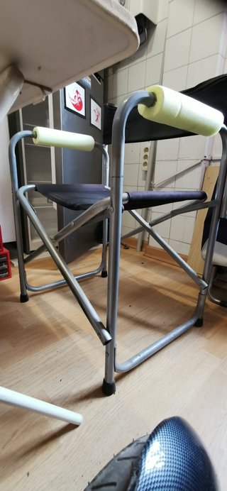 Set di 2 tavoli pieghevoli e sedia da campeggio