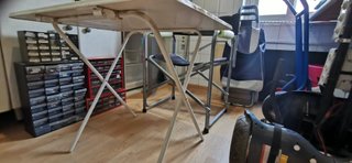 Set di 2 tavoli pieghevoli e sedia da campeggio