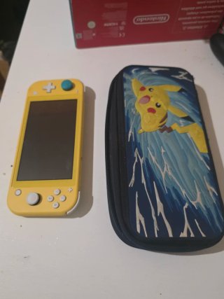 Nintendo Switch Lite Amarilla + Funda Pikachu