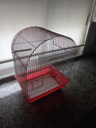 Jaula para pájaros blanca y roja