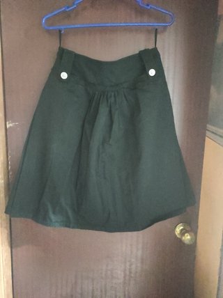 Minifalda negra evasé con botones