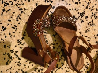 Sandalias de tacón y plataforma con pedrería
