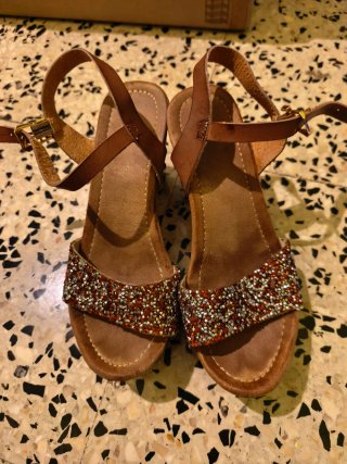 Sandalias de tacón y plataforma con pedrería