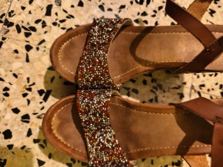 Sandalias de tacón y plataforma con pedrería