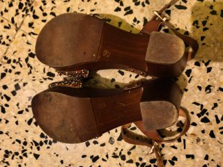 Sandalias de tacón y plataforma con pedrería