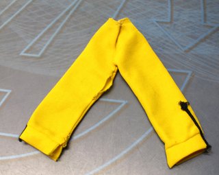 Famosa Lesly. Pantalón del chandal amarillo.