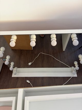 Mesa de maquillaje con espejo y luces