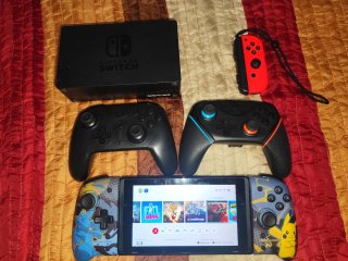 Nintendo Switch con 3 mandos adicionales + juego
