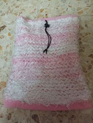 Braga de cuello rosa y blanca