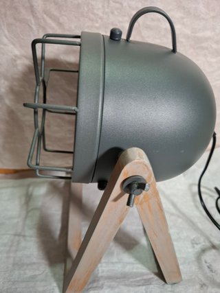 Lámpara de mesa industrial madera y metal