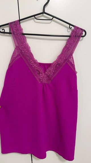 Camiseta de tirantes morada con encaje