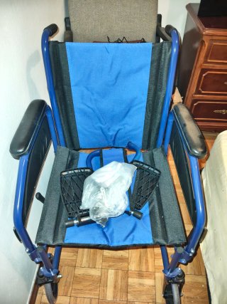Silla de ruedas y cinturón abdominal