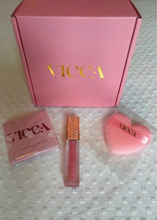 Set de Maquillaje VICCA: Labial Colorete y borla