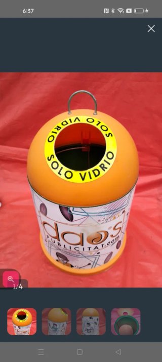 Papelera naranja y multicolor