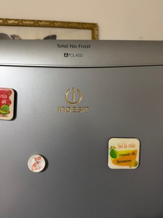 Frigorifero Indesit Classe A+ e Set Tavolo Sedie