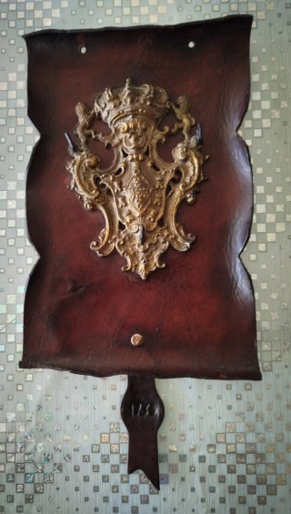 Fregio araldico Portogallo 1730 in cuoi e metallo