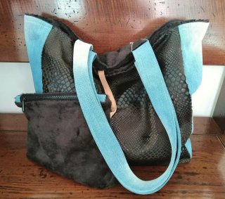 Borsa in denim e pelliccia sintetica con astuccio