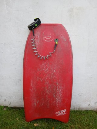 Tabla de bodyboard roja con leash nuevo y funda