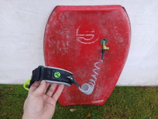 Tabla de bodyboard roja con leash nuevo y funda
