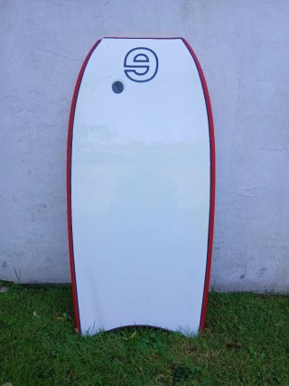 Tabla de bodyboard roja con leash nuevo y funda