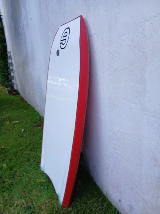 Tabla de bodyboard roja con leash nuevo y funda