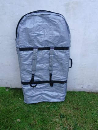 Tabla de bodyboard roja con leash nuevo y funda
