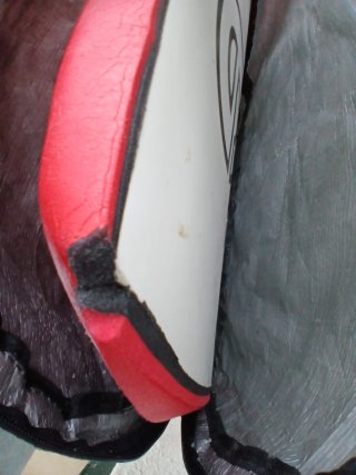 Tabla de bodyboard roja con leash nuevo y funda