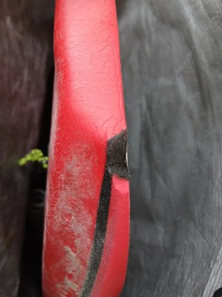 Tabla de bodyboard roja con leash nuevo y funda