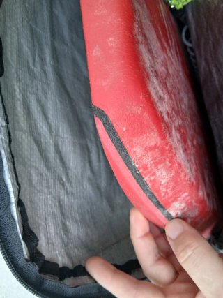 Tabla de bodyboard roja con leash nuevo y funda
