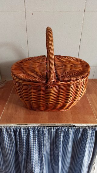 Cesta de mimbre con asa y tapa