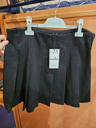 Falda negra plisada Zara