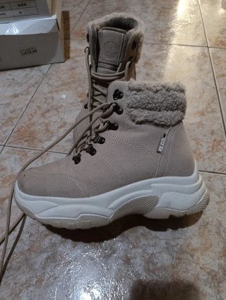 Botín plataforma beige con forro de pelo