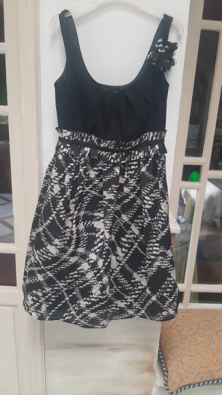 Vestido tirantes negro y estampado