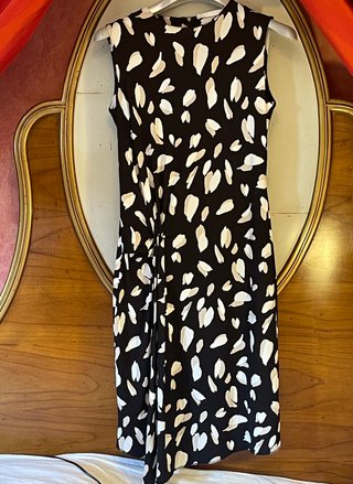 Vestido de la marca BOSS con un diseño estampado.