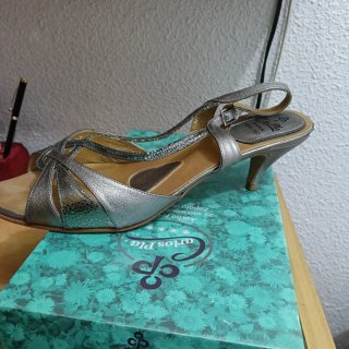 Sandalias de tacón plateadas y doradas