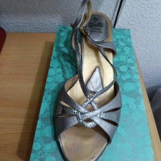 Sandalias de tacón plateadas y doradas