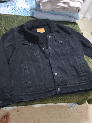 Chaqueta vaquera negra con borrego Bershka