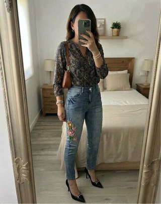 Pantalón vaquero con bordado floral talla 40