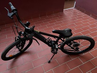 Bicicleta infantil negra y otro plegable adulto