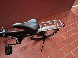 Bicicleta infantil negra y otro plegable adulto