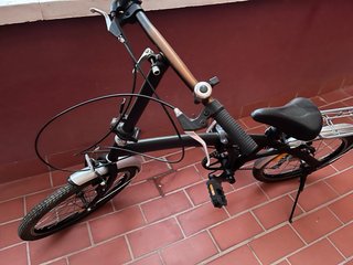 Bicicleta infantil negra y otro plegable adulto