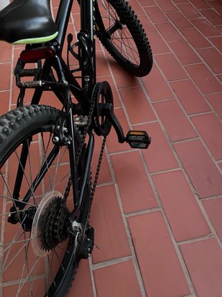 Bicicleta infantil negra y otro plegable adulto