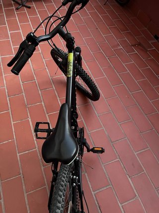 Bicicleta infantil negra y otro plegable adulto